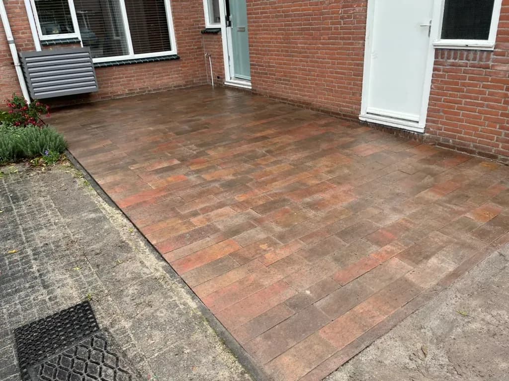 Opgehoogde en strak herlegde tuin in Den Haag