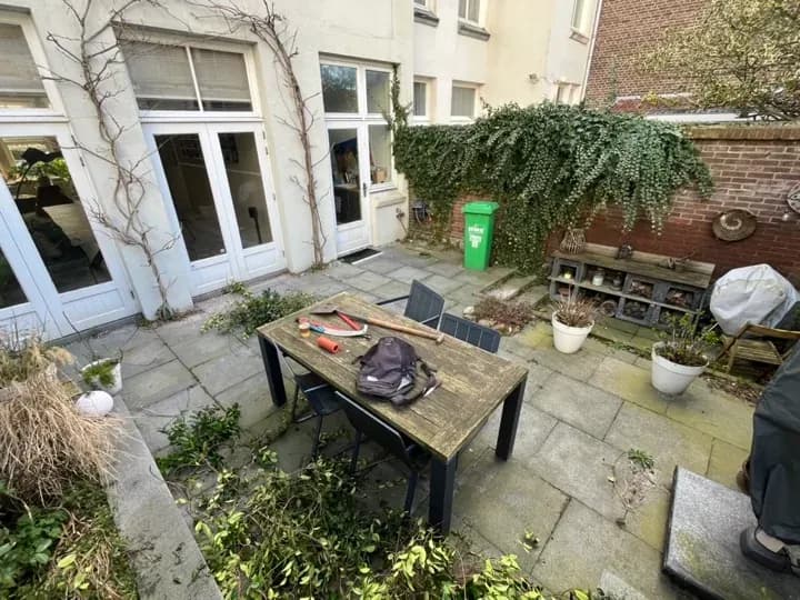 Gerenoveerde bestaande tuin met herstelde bestrating in Den Haag